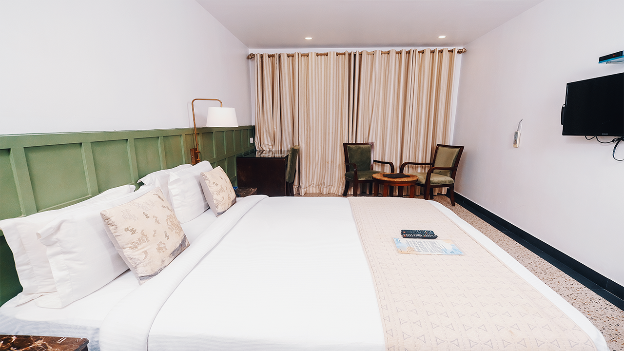 Hotel Grand - Deluxe Room